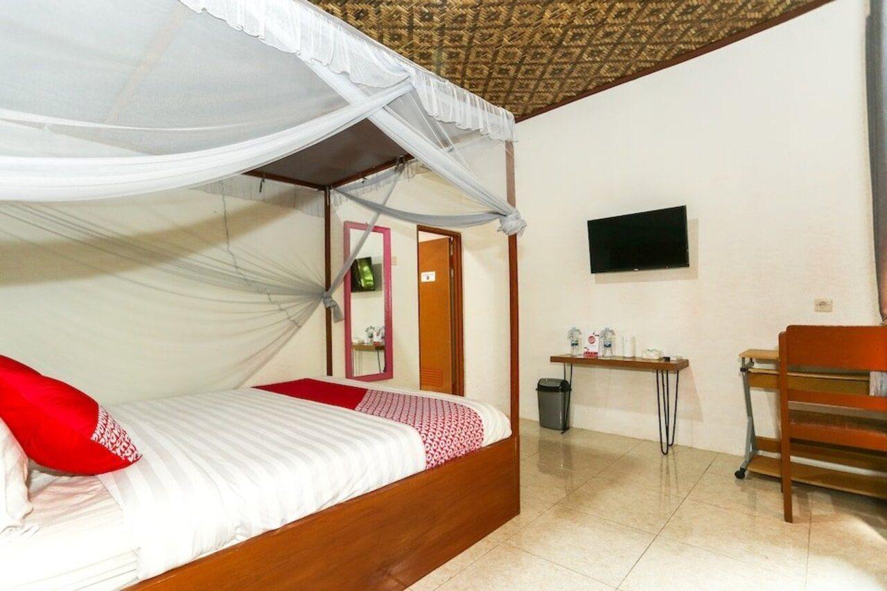 Vaccinated Staff - Oyo 1230 Kampoeng Osing Syariah Guesthouse Баньюванги Экстерьер фото