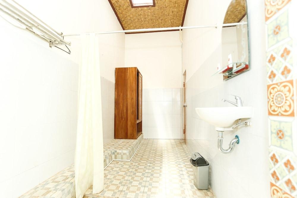 Vaccinated Staff - Oyo 1230 Kampoeng Osing Syariah Guesthouse Баньюванги Экстерьер фото
