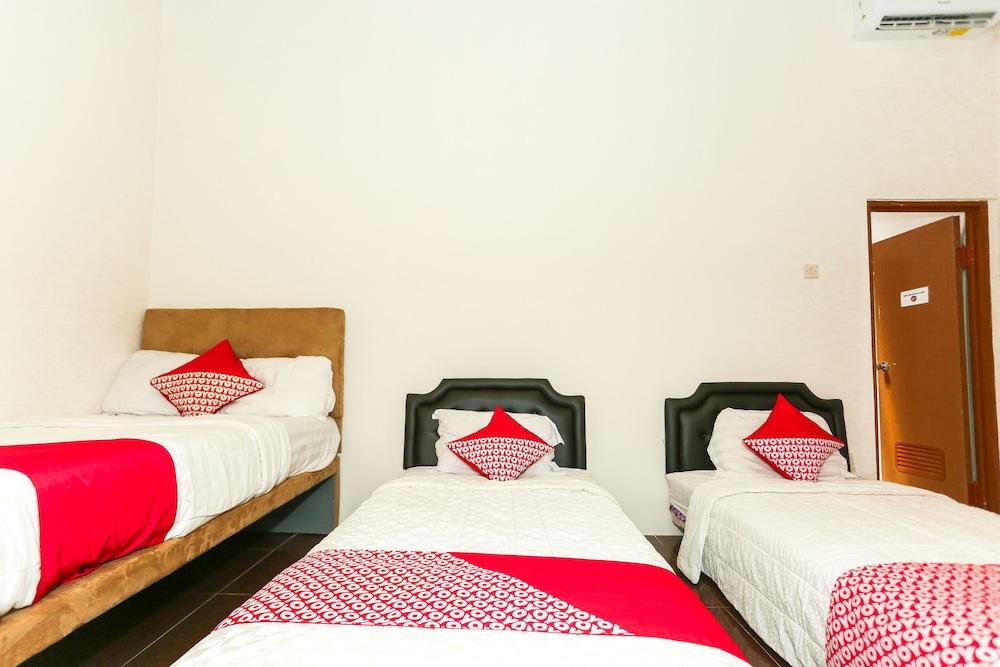 Vaccinated Staff - Oyo 1230 Kampoeng Osing Syariah Guesthouse Баньюванги Экстерьер фото