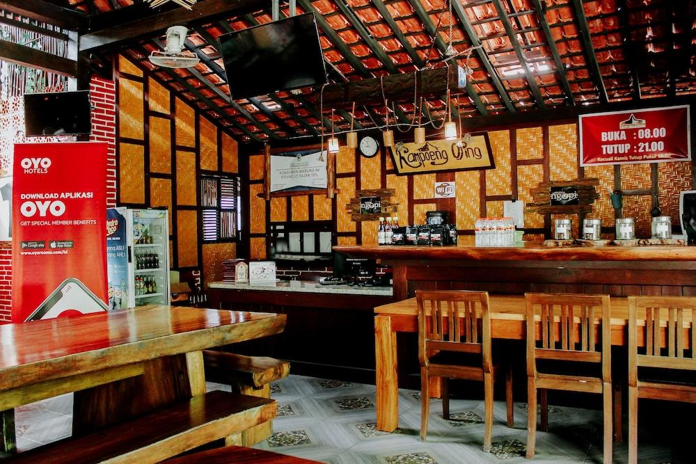 Vaccinated Staff - Oyo 1230 Kampoeng Osing Syariah Guesthouse Баньюванги Экстерьер фото