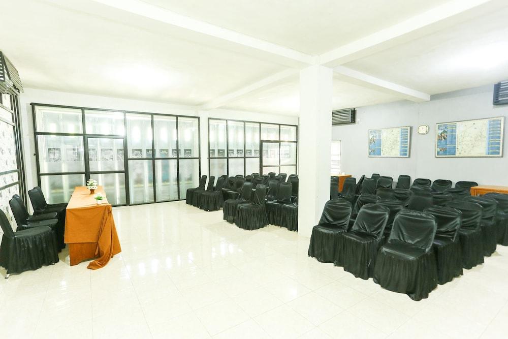 Vaccinated Staff - Oyo 1230 Kampoeng Osing Syariah Guesthouse Баньюванги Экстерьер фото