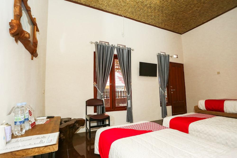 Vaccinated Staff - Oyo 1230 Kampoeng Osing Syariah Guesthouse Баньюванги Экстерьер фото