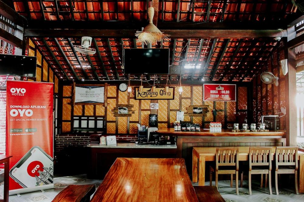 Vaccinated Staff - Oyo 1230 Kampoeng Osing Syariah Guesthouse Баньюванги Экстерьер фото