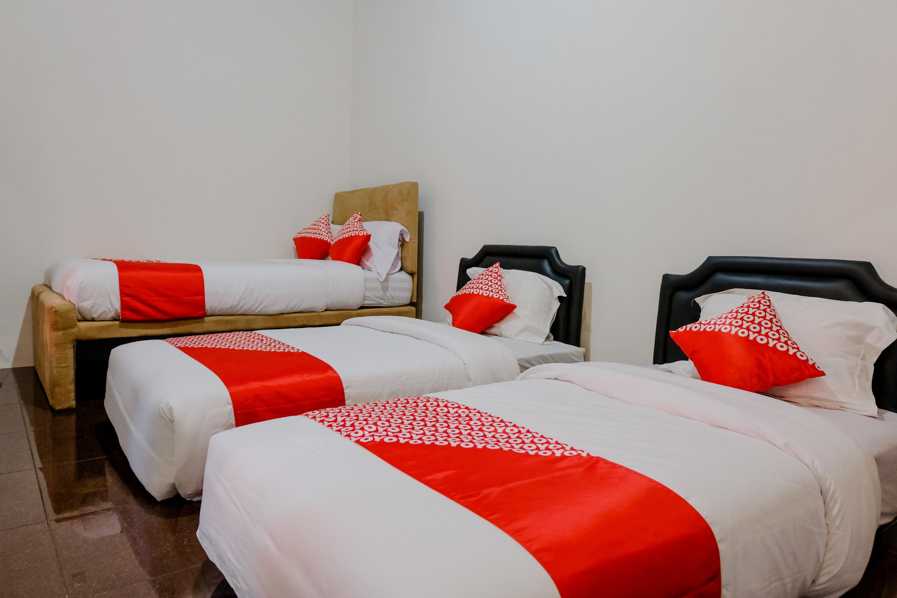 Vaccinated Staff - Oyo 1230 Kampoeng Osing Syariah Guesthouse Баньюванги Экстерьер фото
