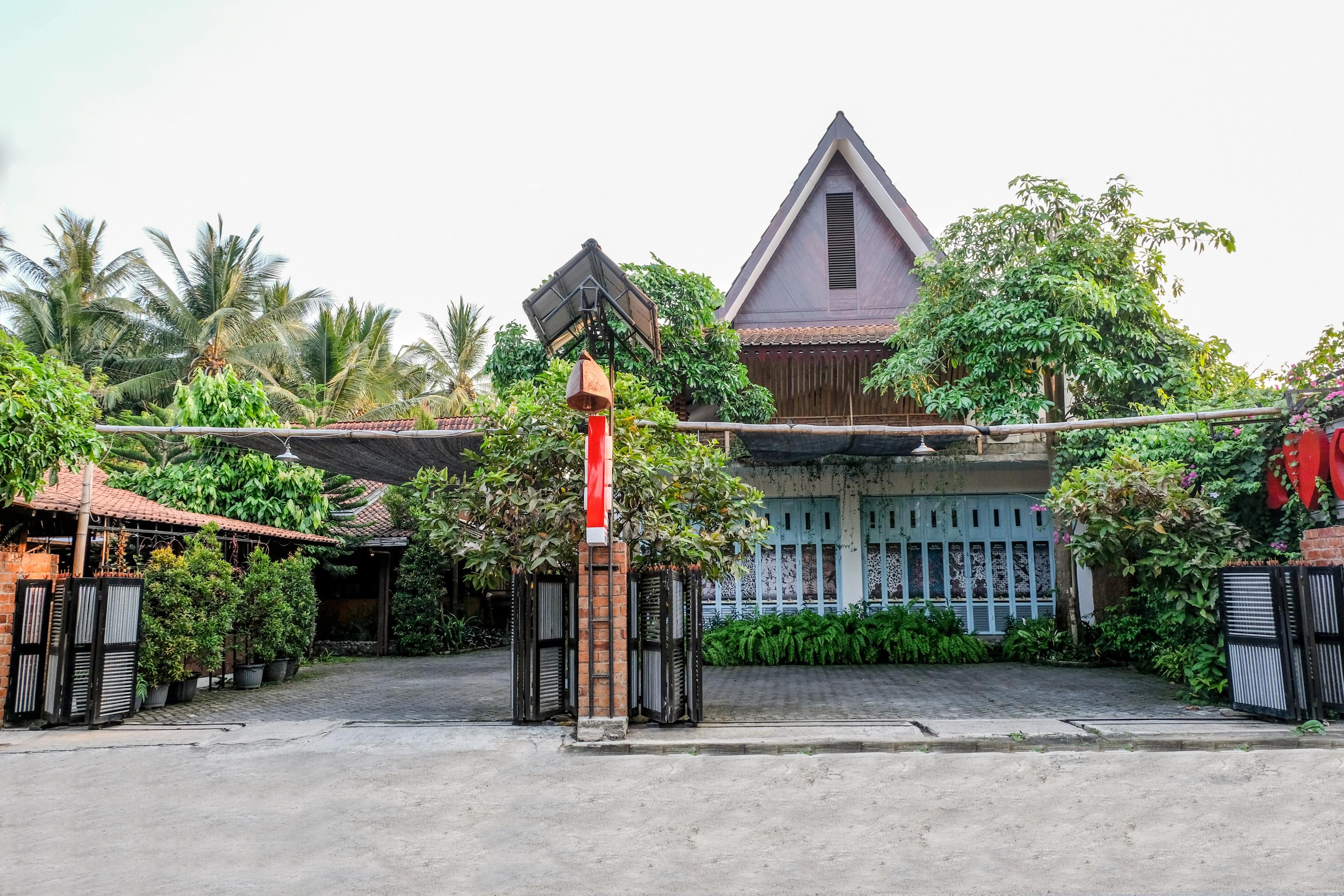 Vaccinated Staff - Oyo 1230 Kampoeng Osing Syariah Guesthouse Баньюванги Экстерьер фото