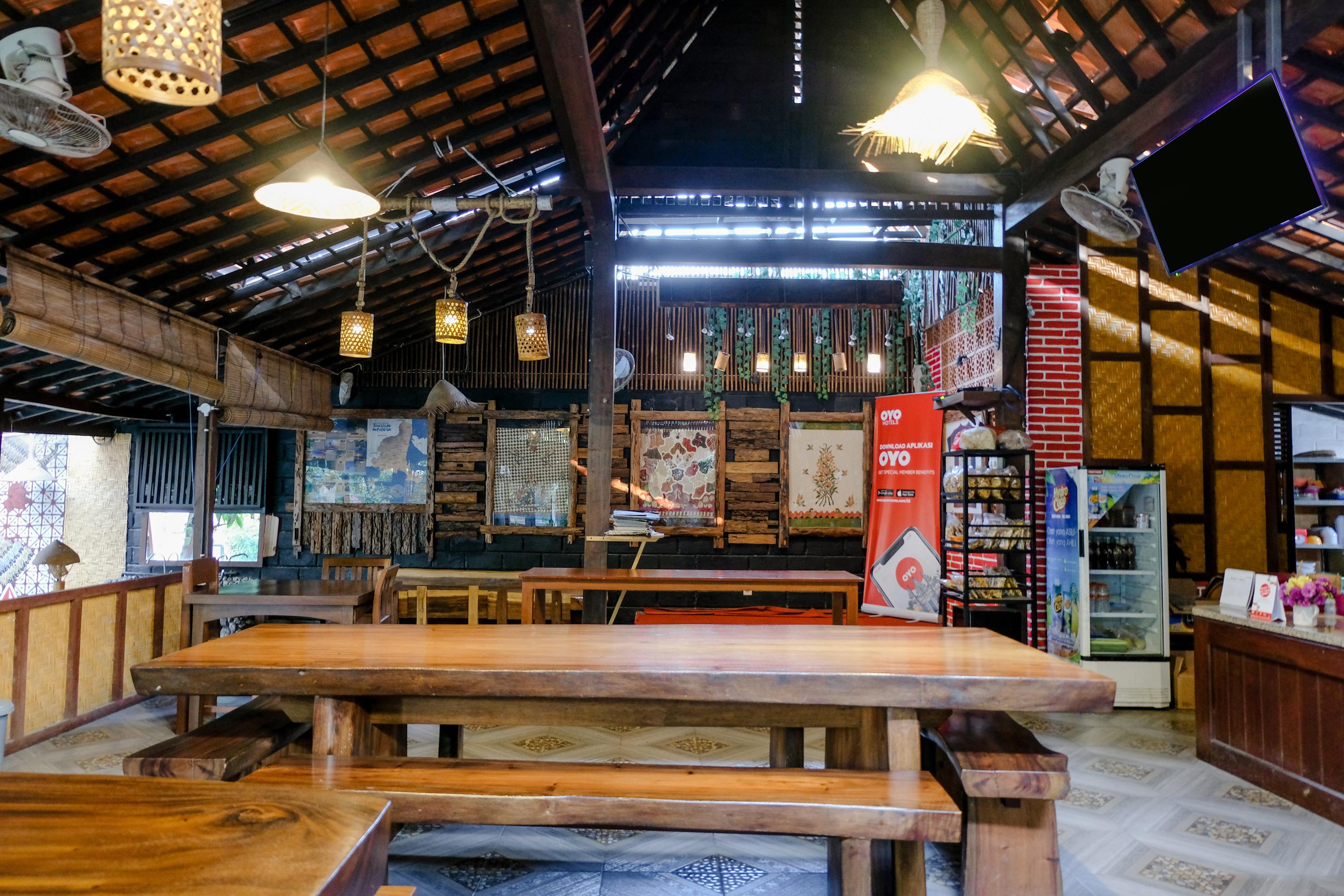Vaccinated Staff - Oyo 1230 Kampoeng Osing Syariah Guesthouse Баньюванги Экстерьер фото