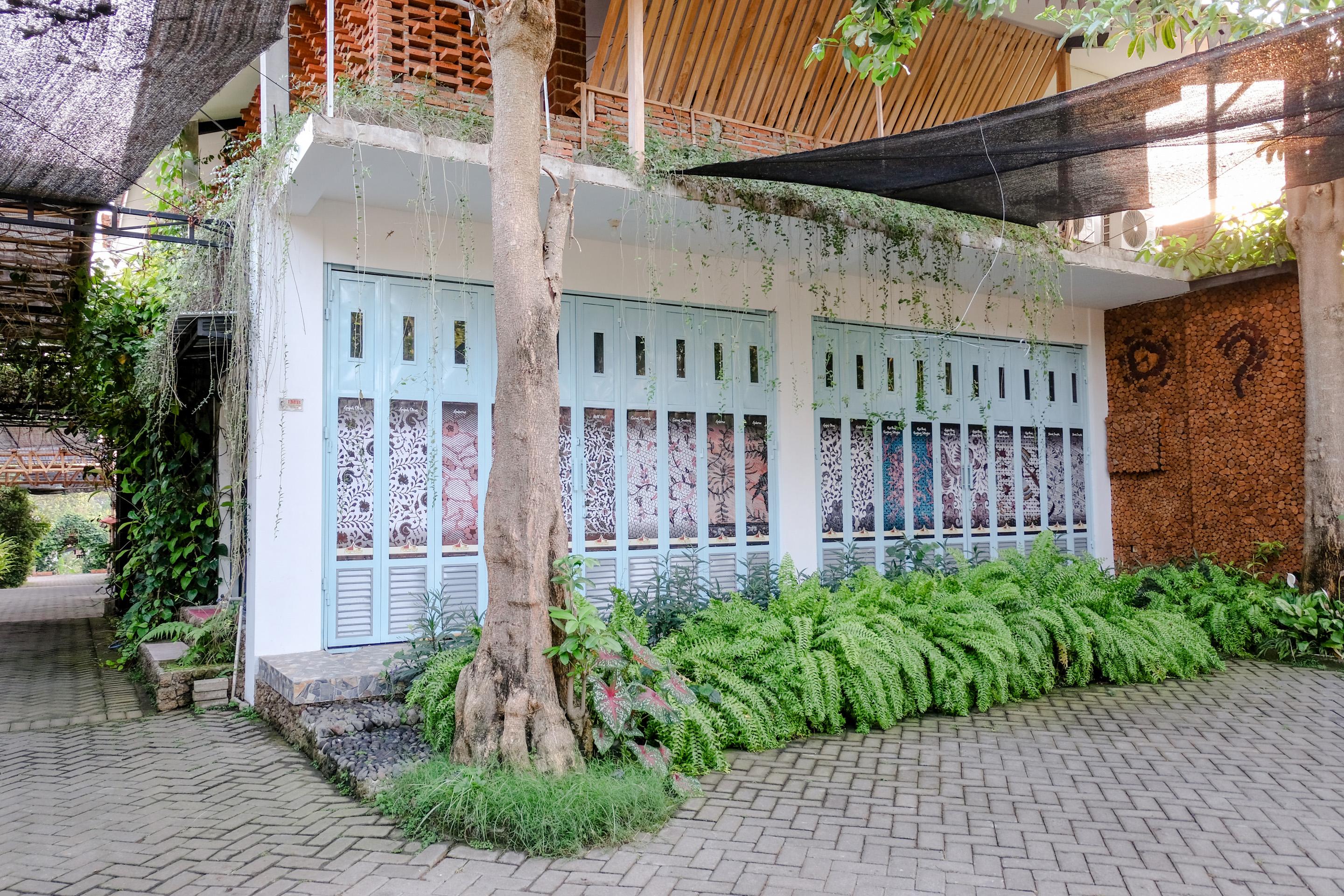 Vaccinated Staff - Oyo 1230 Kampoeng Osing Syariah Guesthouse Баньюванги Экстерьер фото
