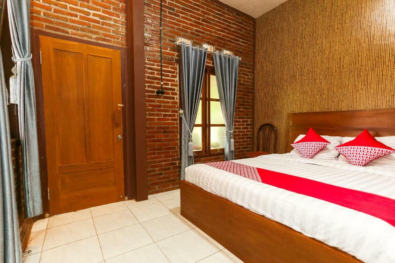 Vaccinated Staff - Oyo 1230 Kampoeng Osing Syariah Guesthouse Баньюванги Экстерьер фото