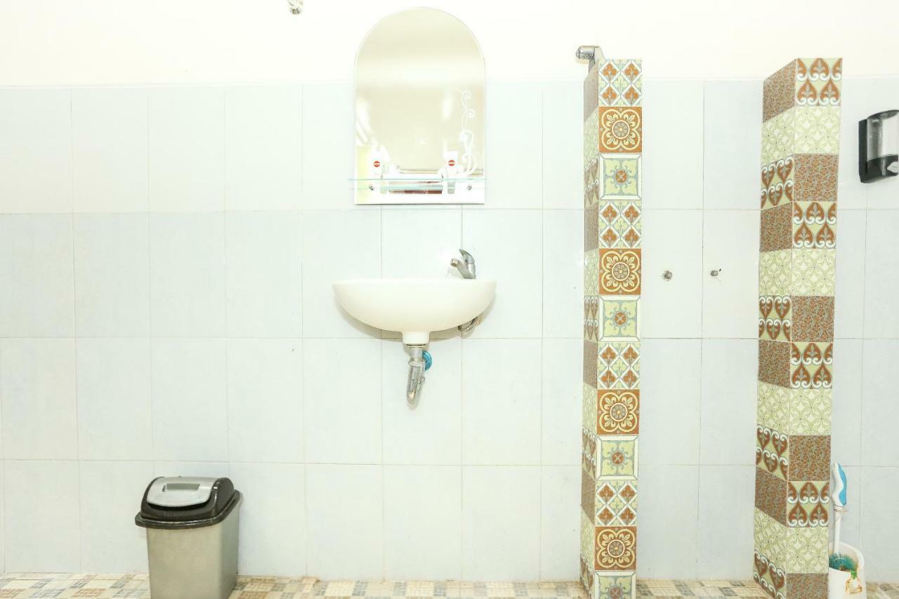 Vaccinated Staff - Oyo 1230 Kampoeng Osing Syariah Guesthouse Баньюванги Экстерьер фото