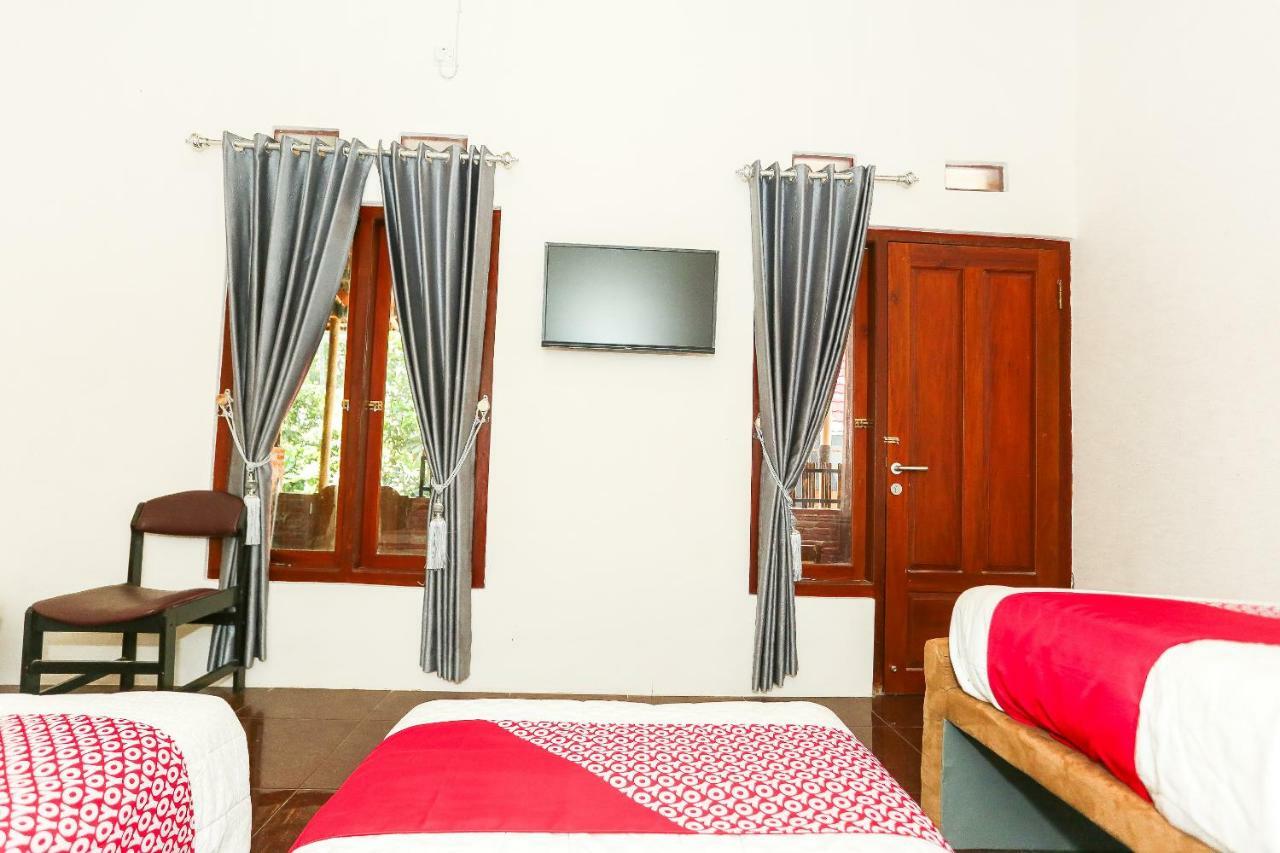Vaccinated Staff - Oyo 1230 Kampoeng Osing Syariah Guesthouse Баньюванги Экстерьер фото