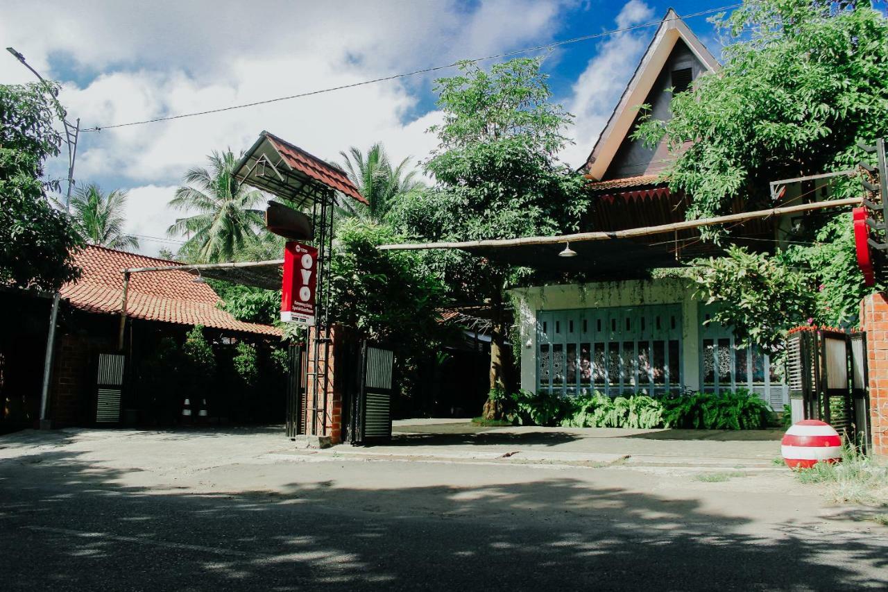 Vaccinated Staff - Oyo 1230 Kampoeng Osing Syariah Guesthouse Баньюванги Экстерьер фото
