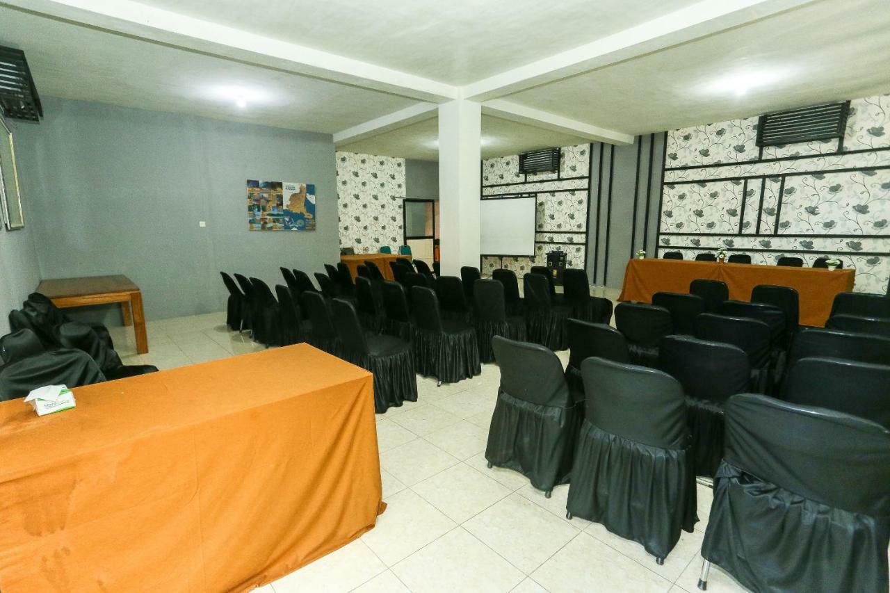 Vaccinated Staff - Oyo 1230 Kampoeng Osing Syariah Guesthouse Баньюванги Экстерьер фото