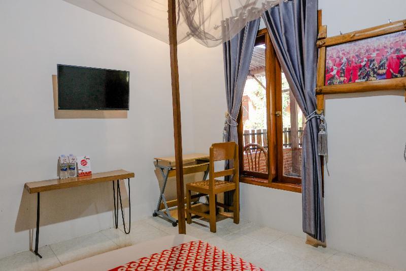 Vaccinated Staff - Oyo 1230 Kampoeng Osing Syariah Guesthouse Баньюванги Экстерьер фото