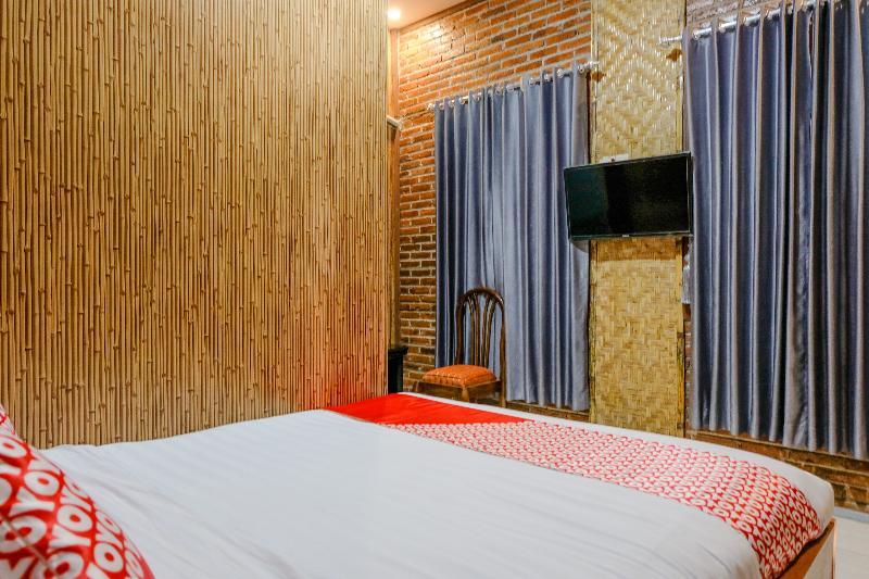 Vaccinated Staff - Oyo 1230 Kampoeng Osing Syariah Guesthouse Баньюванги Экстерьер фото