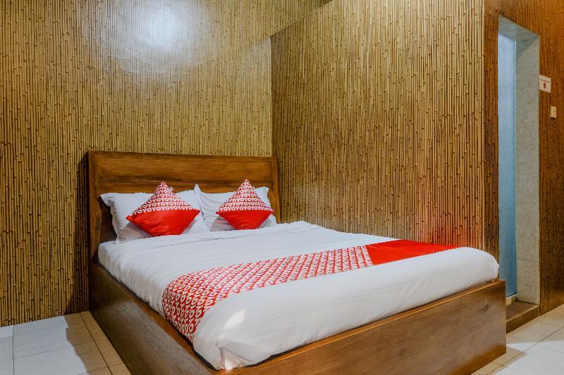 Vaccinated Staff - Oyo 1230 Kampoeng Osing Syariah Guesthouse Баньюванги Экстерьер фото