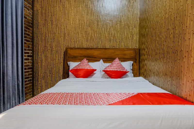 Vaccinated Staff - Oyo 1230 Kampoeng Osing Syariah Guesthouse Баньюванги Экстерьер фото